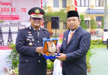 Peringatan HUT Bhayangkara ke-76 Bupati Siak Terima Penghargaan dari Kapolres Siak