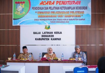 Deswita Kamsol Tutup Pendidikan dan Pelatihan Keterampilan Membordir Pemkab Kampar
