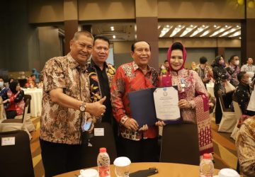 Membanggakan, Ketua TP PKK Rohul Terima Penghargaan Manggala Karya Kencana dari BKKBN