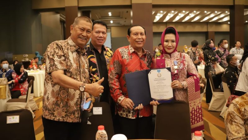 Membanggakan, Ketua TP PKK Rohul Terima Penghargaan Manggala Karya Kencana dari BKKBN