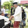 Pj Bupati Kampar dan Keluarga Berqurban di Masjid Ar-Rahman Pandopo dan Sembelih Langsung Hewan Qurban