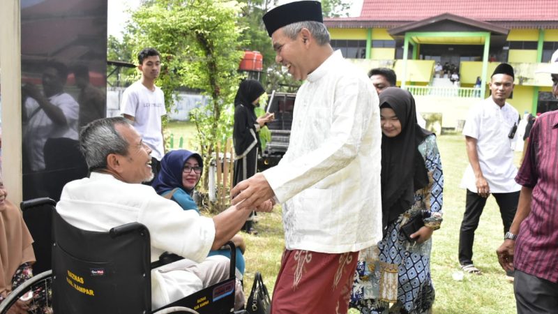 Pj Bupati Kampar dan Keluarga Berqurban di Masjid Ar-Rahman Pandopo dan Sembelih Langsung Hewan Qurban