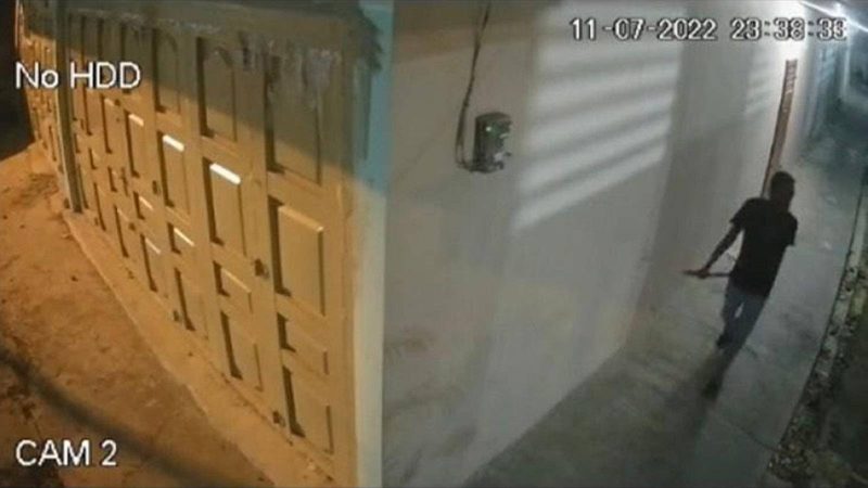 Terekam CCTV, Detik-detik Perampok di Pekanbaru Membawa Sajam Sebelum Masuk Kamar Korban