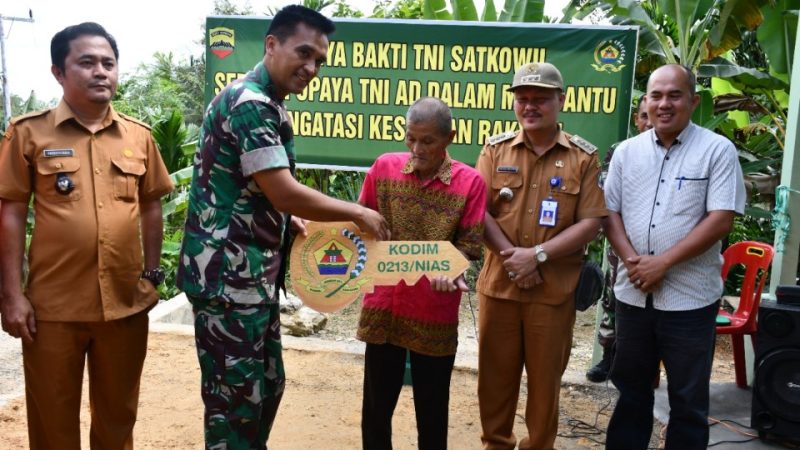 Beri Rasa Peduli, Dandim 0213/Nias Serahkan Kunci Rumah Warga Program RTLH dan Bagikan Bantuan Sembako di Desa Lölöana’a