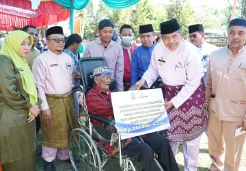 Bupati Alfedri Dalam Program Bujang Kampung Berikan Santunan Untuk Mbah Martarejo di Kampung Dosan