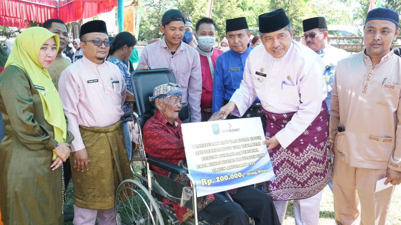 Bupati Alfedri Dalam Program Bujang Kampung Berikan Santunan Untuk Mbah Martarejo di Kampung Dosan