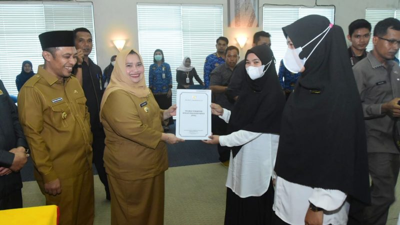 Bupati Bengkalis Kasmarni Serahkan Surat Keputusan kepada 138 orang Pegawai Pemerintah dengan Perjanjian Kerja