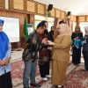 Bupati Bengkalis Kasmarni Menyerahkan 6 Unit Sepeda Motor Kepada Penyuluh KB