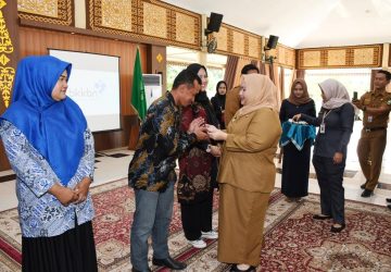 Bupati Bengkalis Kasmarni Menyerahkan 6 Unit Sepeda Motor Kepada Penyuluh KB