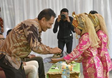 Staf Ahli Bupati Kampar Syamsul Bahri Serahkan 387 Buku Program CSR Alfamart