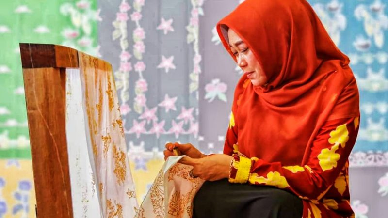 Bersempena MTQ Riau ke-40, Dinas PMPTSP Bersama Dekranasda Pamerkan Produk Unggulan Batik dan Tenun Khas Daerah