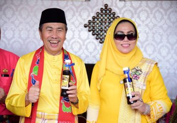 Bupati Bengkalis Kasmarni  dan Wakil Bupati Bagus Santoso Sambut Kunjungan Gubernur Riau di Stand Bazar MTQ