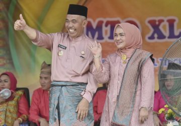 Usung Tigo Tungku Sajoangan, Pj Bupati Kampar Serahkan Rakal/Papan Tempat Baca Al-Qur’an dan Tasbih Kepada Gubernur pada Pawai Taaruf MTQ ke-40