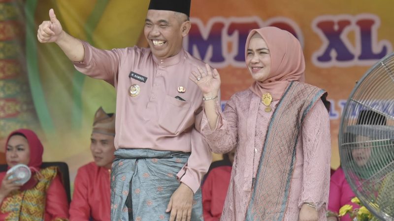 Usung Tigo Tungku Sajoangan, Pj Bupati Kampar Serahkan Rakal/Papan Tempat Baca Al-Qur’an dan Tasbih Kepada Gubernur pada Pawai Taaruf MTQ ke-40