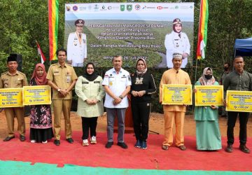 KKMD Diluncurkan, Gubri dan Bupati Kasmarni Peringati Hari Mangrove Sedunia di Buruk Bakul