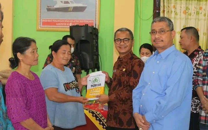 Bupati Nias Yaatulo Gulo, Salurkan Bantuan Benih Padi dan Jagung Kepada Para Petani Kabupaten Nias Tahun Anggaran 2022