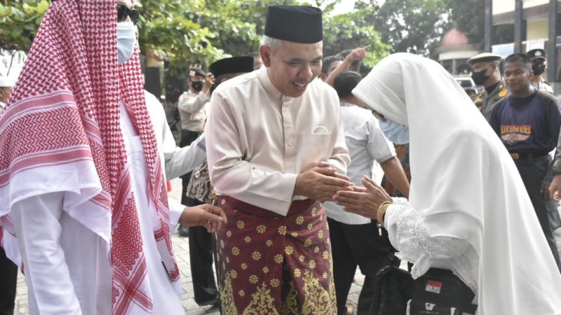 Tiba di Tanah Air, Pj Bupati Kampar Bersama Sekda Sambut Kedatangan Jamaah Haji kloter 04 BTH di Islamic Center Bangkinang