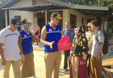 Pemkab Kampar Bantu Korban Puting Beliung dan Kebakaran di Siak Hulu