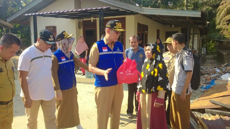 Pemkab Kampar Bantu Korban Puting Beliung dan Kebakaran di Siak Hulu