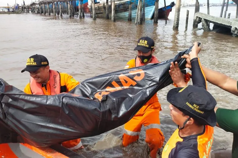 Proses evakuasi anak hilang ditemukan tenggelam di Dumai.