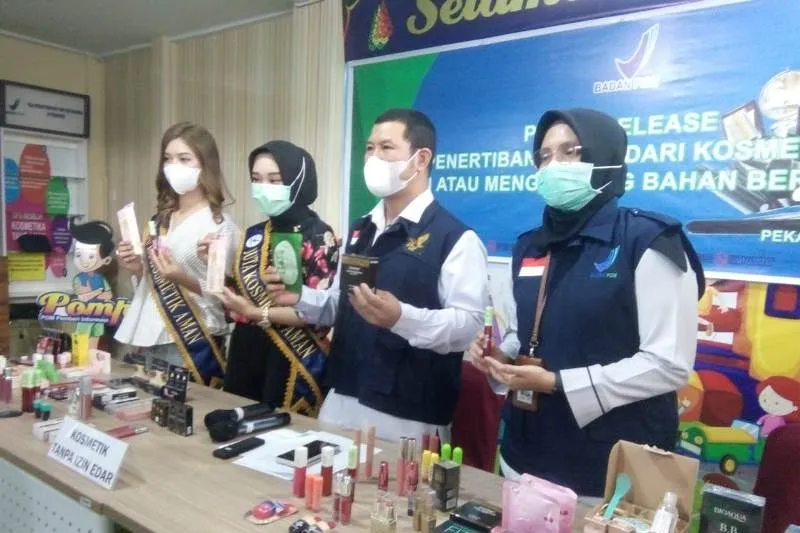 Kepala BBPOM Pekanbaru, Yosep Riawan saat ekspos temuan 1.826 pcs kosmetik tidak memenuhi ketentuandi Pekanbaru, Selasa. (Foto:Antara/Frislidia).