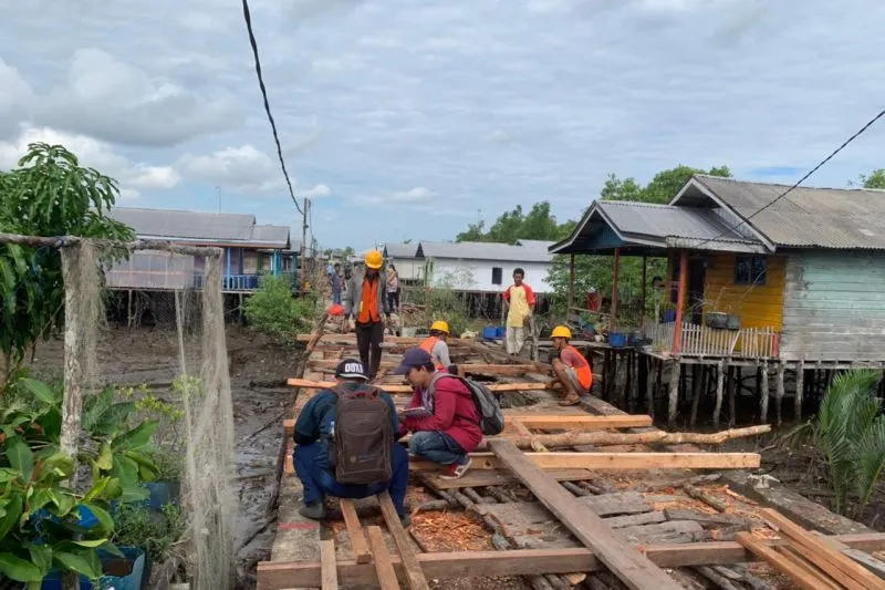 Proses pengerjaan perbaikan darurat fungsional jerambah beton yang rusak parah di Desa Igal, Kecamatan Mandah oleh Dinas Pekerjaan Umum dan Tata Ruang (PUTR). (ANTARA/dok)