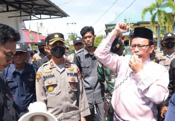 Ketua DPRD H. Khairul Umam Saat Menyambut Baik  Mahasiswa yang Melaksanakan Aksi Demo