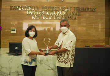 Pj Bupati Kampar Terima Langsung Penghargaan Kabupaten Layak Anak Kategori Madya dari Kementerian PPPA RI
