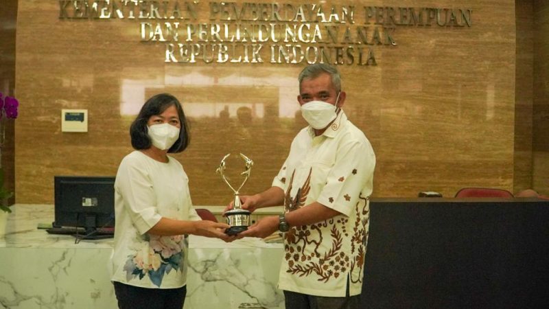 Pj Bupati Kampar Terima Langsung Penghargaan Kabupaten Layak Anak Kategori Madya dari Kementerian PPPA RI