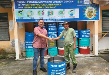 Penyerahan Bantuan Tong Sampah dari Salah Satu Tokoh Pemuda Kec. Binawidya & Kec. Tuah Madani “FEBRI UTAMA”