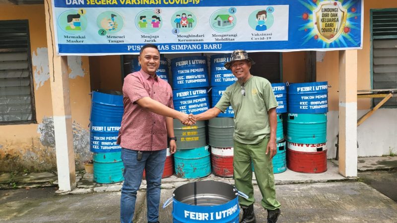 Penyerahan Bantuan Tong Sampah dari Salah Satu Tokoh Pemuda Kec. Binawidya & Kec. Tuah Madani “FEBRI UTAMA”
