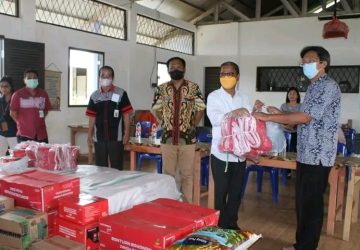 Bupati Nias Yaatulo Gulo, Serahkan Bantuan Sosial Kepada Panti Asuhan
