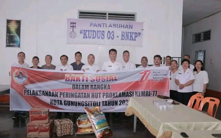 Sambut Kemri ke-77 Kota Gunungsitoli, Panitia Pelaksana Serahkan Bantuan Sosial