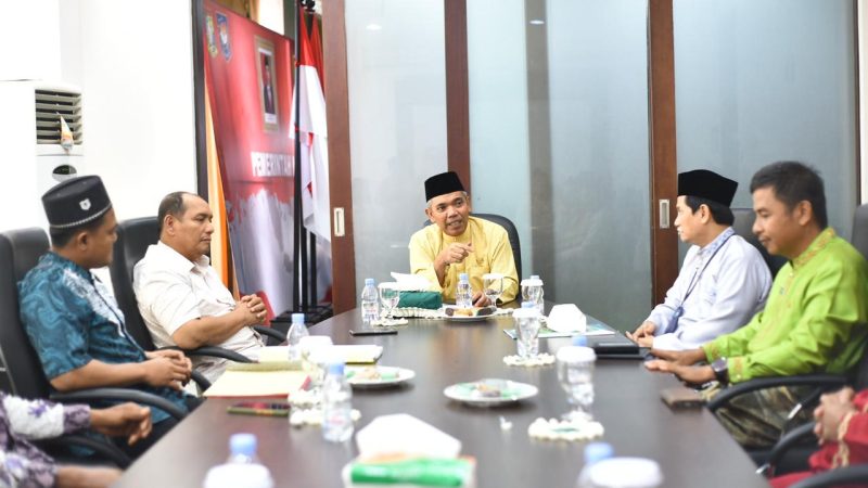 Pj Bupati Kampar Sambut Audiensi Ninik Mamak Pemangku Adat Kenegerian Koto Garo Terkait HGU dengan PT SBAL