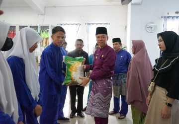 Peringati Tahun Baru Islam, Bupati Rohil dan GMRB Santuni Anak Yatim di SMAN 1 Bagansiapiapi