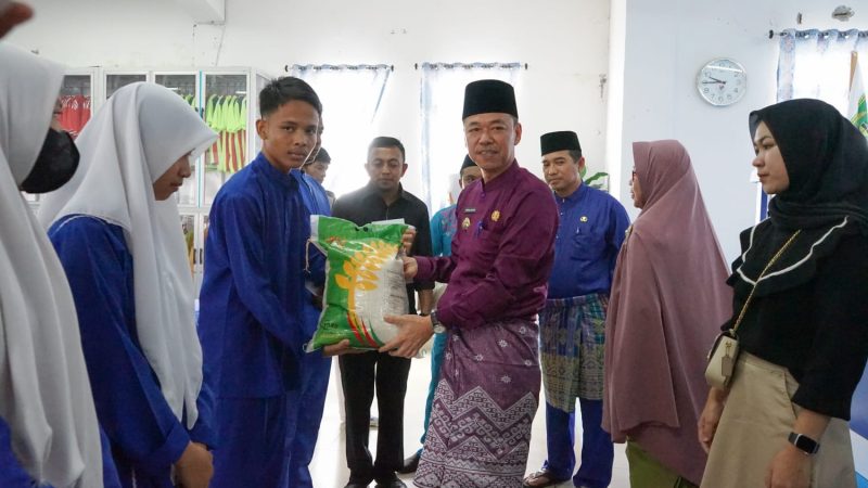 Peringati Tahun Baru Islam, Bupati Rohil dan GMRB Santuni Anak Yatim di SMAN 1 Bagansiapiapi