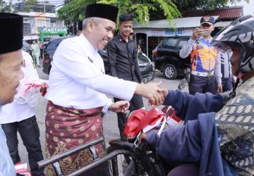 Semarak HUT RI Ke-77, Pj Bupati Bersama Sekda dan kepala OPD Bagikan Bendera Merah Putih