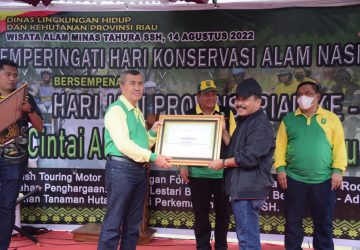 Bupati Bengkalis Diwakili Asisten II H. Heri Indra Putra Terima Piala Penghargaan Lomba Kota Bersih, Bengkalis Raih Peringkat Ke-III