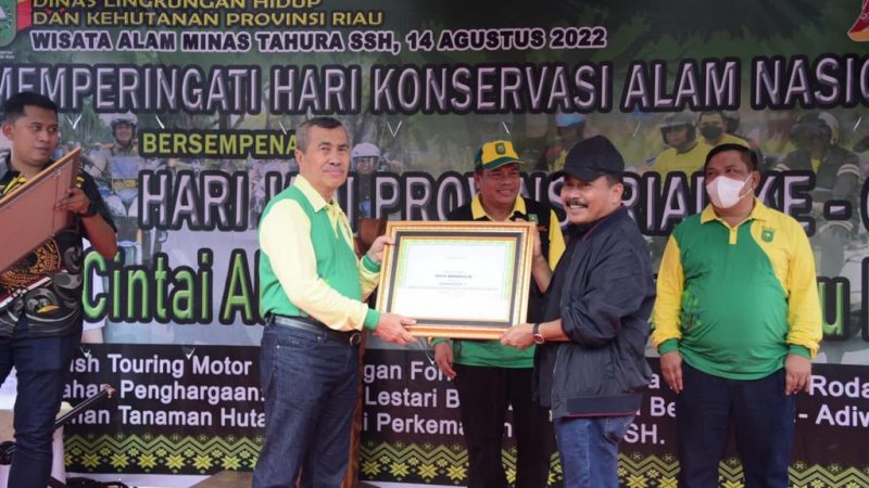 Bupati Bengkalis Diwakili Asisten II H. Heri Indra Putra Terima Piala Penghargaan Lomba Kota Bersih, Bengkalis Raih Peringkat Ke-III