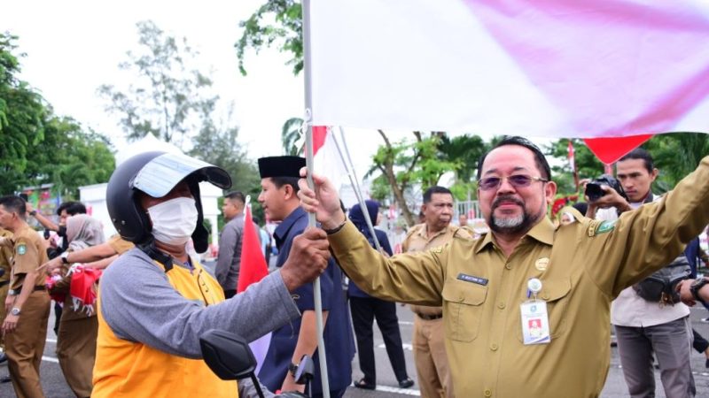 Sambut Kemerdekaan RI, Bupati Bengkalis Kasmarni Bagikan 10 juta Bendera Merah Putih Kepada Masyarakat