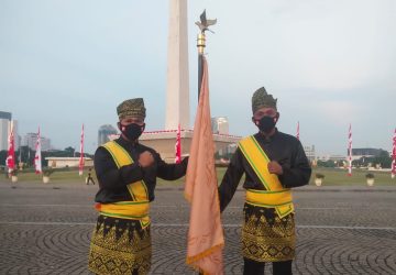 Bendera Kerajaan Siak di Kirab dari Monas Menuju Istana Merdeka oleh 2 Personil Kodim 0322/Siak