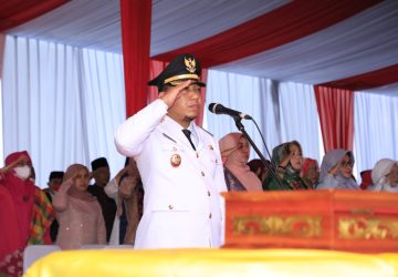 Di Depan Istana Siak, Husni Merza Pimpin Upacara Penurunan Bendera Merah Putih HUT RI ke-77 Tahun 2022