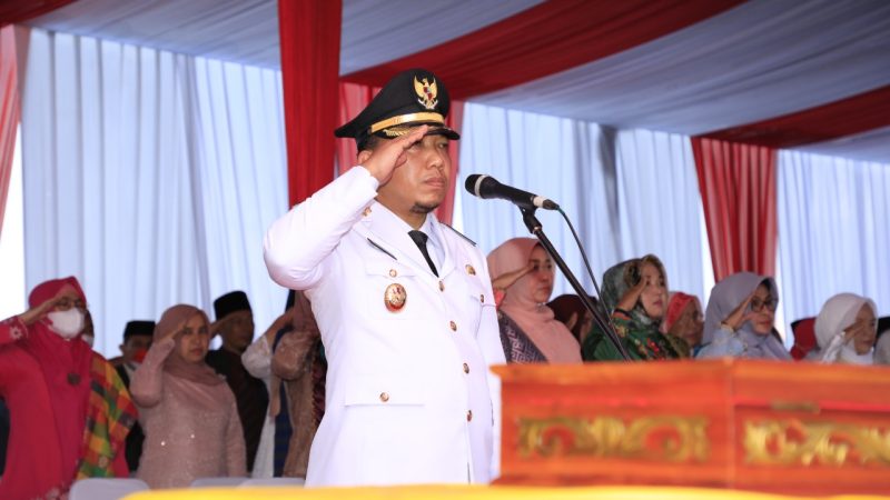 Di Depan Istana Siak, Husni Merza Pimpin Upacara Penurunan Bendera Merah Putih HUT RI ke-77 Tahun 2022