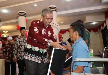 Pj Bupati Kampar Serahkan Zakat Baznas Kepada Ribuan Mustahik
