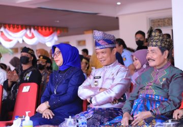 Pj Wali Kota Pekanbaru Saksikan Langsung Pawai Budaya Berbagai Daerah