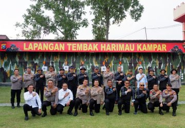 Kepala BNN RI Komjen Petrus Golose Sempatkan Latihan Menembak Dilapangan Tembak Harimau Kampar Mako Brimob Polda Riau, Pada Kunjungan Kerjanya Ke Riau