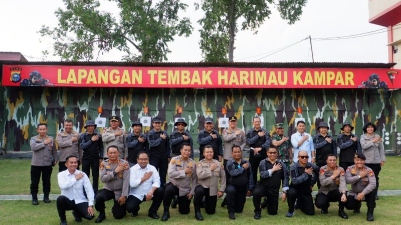 Kepala BNN RI Komjen Petrus Golose Sempatkan Latihan Menembak Dilapangan Tembak Harimau Kampar Mako Brimob Polda Riau, Pada Kunjungan Kerjanya Ke Riau