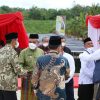 Pj Bupati Kampar Dampingi Wakil Presiden RI Melakukan Panen Perdana Pembibitan Sawit di Ponpes Teknologi Riau Siak Hulu Kabupaten Kampar