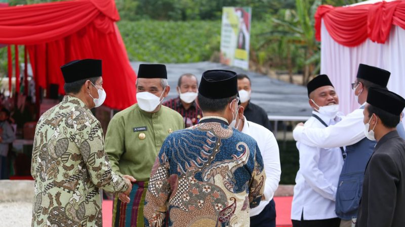 Pj Bupati Kampar Dampingi Wakil Presiden RI Melakukan Panen Perdana Pembibitan Sawit di Ponpes Teknologi Riau Siak Hulu Kabupaten Kampar