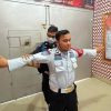 Antisipasi Masuk Barang Terlarang, Petugas Pintu Utama Lakukan Pemeriksaan Pada Pegawai dan Pengujung Lapas